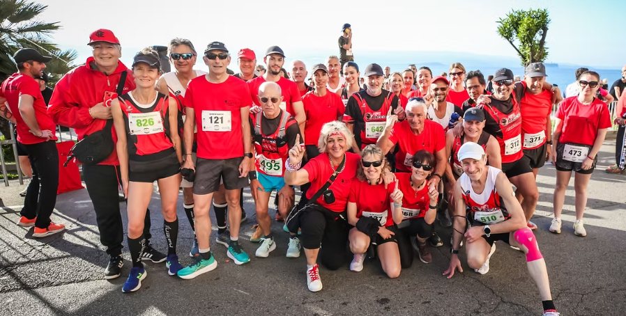 Les athlètes du club en maillot rouge, réunis avant le départ d’une course
